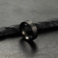 Anillo negro 6mm acero inoxidable con números romanos sobre fondo de piedra - US 7 / Negro