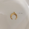 Ciondolo a mezzaluna in acciaio al titanio dorato 1,7x1,9cm su un piatto di ceramica - 12 Luna Liscia