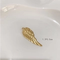 Pendaglio ad ala in acciaio al titanio dorato con piuma e misure di 1,3x3,5cm - S09 Ala Singola
