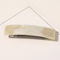 Détail de la pince à cheveux rectangulaire en acétate avec texture marbre crème - Marbre Beige Jaune
