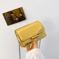 Mini bolso bandolera dorado brillante con grabado de cocodrilo y cadena metálica - Dorado