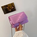 Mini bolso bandolera con diseño de cocodrilo en color lila metalizado y cadena fina - Rosa
