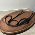 Elegante elastico per capelli in raso nero con fiocco su un vassoio di legno - Nero