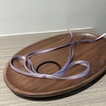 Dettaglio del fiocco in nastro di raso lilla su elastico per capelli nero su vassoio - Viola