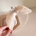 Détail d'un serre-tête en dentelle beige avec sequins brillants et mini couronne strass - Serre-tête Couronne de Strass