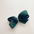 Detalle de pinza para el pelo de pana verde oscuro con lunares dorados brillantes - Verde