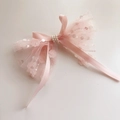 Primer plano detallado de lazo rosa de encaje con lentejuelas florales y perlas - Lazo de cinta con serpentinas (Clip)