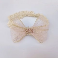 Dettaglio fascia neonata in pizzo con fiocco in rete dorata e corona di strass - Stile R Corona / Rosa Chiaro