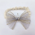 Dettaglio fascia per neonati con fiocco in tulle grigio, pizzo e ciondolo a corona dorata - Stile T Corona / Grigio Argento