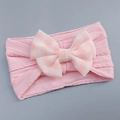 Dettaglio della fascia neonato rosa in maglia a costine con grande fiocco a quadretti - Rosa
