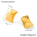 Dettaglio di orecchini rettangolari in titanio placcato oro 18K misura 2,7 cm x 2 cm - Oro