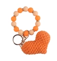 Detail eines Silikonperlen-Armbands mit einem handgehäkelten Herzanhänger in Orange - Orange