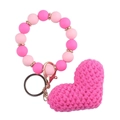 Nahaufnahme des rosa Häkelherz-Anhängers mit Perlen-Armband-Schlüsselanhänger auf Weiß - Rosarot