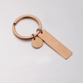 Primer plano de colgantes rectangulares y circulares de oro rosa con acabado cepillado - Oro rosa