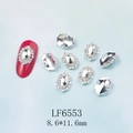 Macro d'un bijou d'ongle ovale en cristal sur ongle rouge, dimensions 8,6x11,6 mm - Pierre Transparente Base Argent (6553)