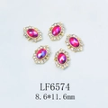 Vue macro de strass à ongles roses ovales de 8,6x11,6 mm avec base en alliage - Pierre Rose Rouge Base Or (6574)