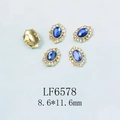 Détail de strass bleus ovales pour ongles avec base dorée et petits cristaux brillants - Pierre Bleue Base Or (6578)
