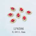 Détail du bijou d'ongle LF6586 avec gemme rouge ovale et contour doré serti de diamants - Rouge Rubis Base Dentelle Losange Or (6586)
