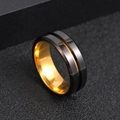 Drehbarer Edelstahlring in Schwarz matt und Gold-Finish aus einem 45-Grad-Winkel gezeigt - US 6 / Gold + Schwarz