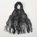 Dettaglio della sciarpa grigio scuro in filato metallico con lunghe nappe e finitura brillante - Nero