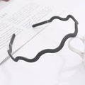 Macro detail of wave-shaped matte headband with anti-slip inner teeth in black finish - Horizontal Wave / Blue Grey