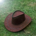 Sombrero de vaquero marrón oscuro con costuras negras sobre fondo de césped verde - Niños 54CM / Café Rojo Profundo