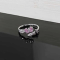 Nahaufnahme von rosa Zirkonia im Marquise-Schliff auf einem verstellbaren Ring - Stil 1 Schleifenring