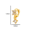 Gedetailleerd zicht op gouden klaver oorbel met zirkoon en afmetingen van 1,35 cm hoog - Klaverstijl (3#) / Goudgeel