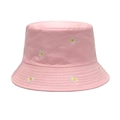 Detailansicht eines rosa Fischerhutes mit feiner Gänseblümchen-Stickerei und Stoffstruktur - M / Rosa