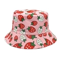 Nahaufnahme des rosa Fischerhuts mit lebhaftem rot-weißem Erdbeermuster-Detail - M (56-58cm) / Rosa