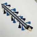 Dettaglio tracolla in stile boho intrecciata con nappe blu e ganci in metallo dorato - Blu (80cm)