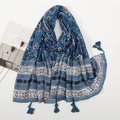 Sciarpa vintage boho blu con motivi floreali e nappe eleganti su sfondo minimalista - Stile Motivo Etnico Blu (XB874)