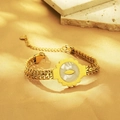 Elegante bracciale in titanio placcato oro 18K con ciondolo tondo in madreperla e foglia - Stile Rilievo Foglia Madreperla (KB183200-JM)