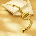 Dettaglio macro del bracciale a catena spessa placcato oro 18K con ciondolo geometrico tondo - Stile Cavo Fiore della Vita (KB183199-JM)