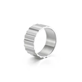 Anillo de acero de titanio con textura ondulada y acabado plateado pulido de alta calidad - US 6 / Color Acero