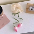 Eleganter cremeweißer Organza-Scrunchie mit grünem Band und rosa Tulpen-Anhänger - Tulpenanhänger-Stil / Beige