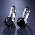 Vista macro degli orecchini in argento con grande zircone nero e intarsio di diamanti - Fibbia per orecchie / Nero