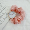 Damen Armbanduhr mit rosa Scrunchie-Band, buntem Zifferblatt und goldenem Gehäuse - Rosa