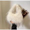 Weiße flauschige Plüschhandtasche mit goldener Kette für einen modischen Herbst-Winter-Look - Gebrochenes Weiß