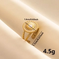 Detailaufnahme der 18k vergoldeten Doppelring-Maße von 1,6 cm und dem Gewicht von 4,5 g - Einstellbar Offen / Gold & Weiß Emaille