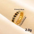 Vue détaillée de la bague coeur dorée avec dimensions 0,5 cm de large et 1,7 cm de diamètre - Bague Dorée + Cœur Noir (J638-G-B)