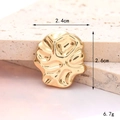 Macro de un adorno de zapato corazón dorado de 2,4cm con textura ondulada sobre piedra - D2654 Cuadrado Irregular Dorado