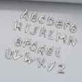 Set aus 26 silbernen Edelstahl A-Z Buchstabenanhängern mit funkelndem Strasssteinbesatz - Buchstabe A / Stahlfarbe