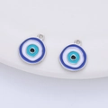 Detaillierte Makroansicht von zwei runden Evil Eye Anhängern mit blau-weißer Emaille - Einzelner Schleifenanhänger 17*14mm / Silber