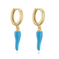 Chique gouden oorringen met felblauwe emaille chili-hangers op een witte achtergrond - Blauw