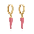Roze geëmailleerde chili oorbellen met gouden ringen op witte reflecterende achtergrond - Roze