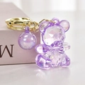 Portachiavi con orsetto di peluche in acrilico viola trasparente e superficie sfaccettata - Viola