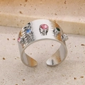 Dettaglio dell'anello in acciaio al titanio martellato con zirconi colorati su pietra - US 7 / Colore Acciaio (KR110921-K)