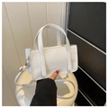 Détail de la texture motif crocodile blanc sur un petit sac à main carré minimaliste - Blanc