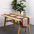 Détail d'un chemin de table de Noël avec motifs sapins et finitions de glands rouges - Style B Sapin de Noël